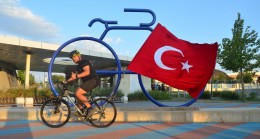Türk bayraklı bisikletiyle Lüleburgaz’a geldi Tesislere hayran kaldı!