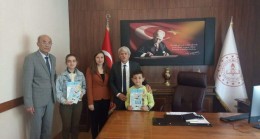 Minik şairler imzalı kitaplarını hediye etti