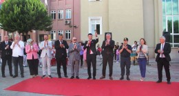 Sembolik okul zilini çalarak eğitim öğretimin başladığını duyurdu