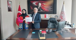 Müdür Uysal teşekkür belgesi takdim etti