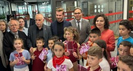 Cumhuriyet’in 100. Yılında 100 okuyucusuna kitap hediye etti