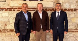 Makamında iki belediye başkanını misafir etti