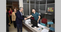 Vali Sezer yılbaşı akşamı sağlık personellerini ziyaret etti