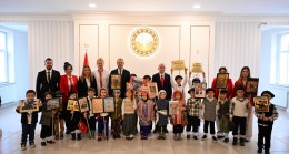  “KURTULUŞ GAZETESİ”NİN ÖZEL SAYISI VALİ UĞUR TURAN’A TAKDİM EDİLDİ