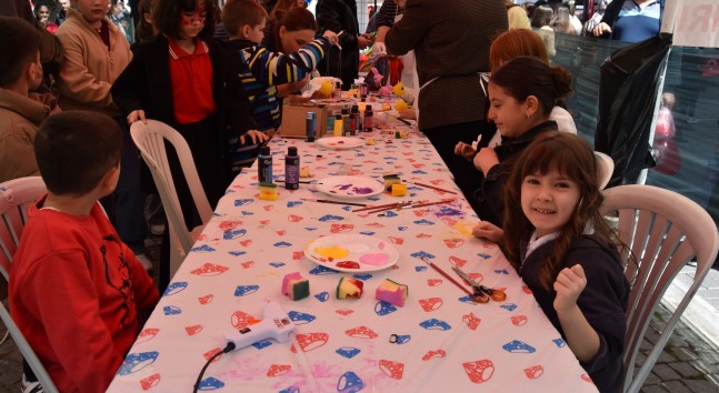 23 Nisan’da çocuklar eğlenceye doydu