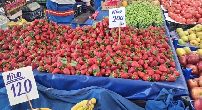 Çilek Tezgâhlarda Yerini Aldı: Kilosu 200 TL’den Satılıyor