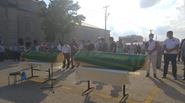 Kazada ölen anne-kız toprağa verildi