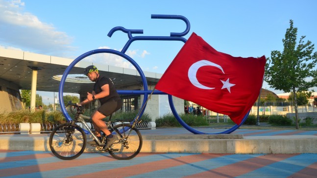 Türk bayraklı bisikletiyle Lüleburgaz’a geldi Tesislere hayran kaldı!