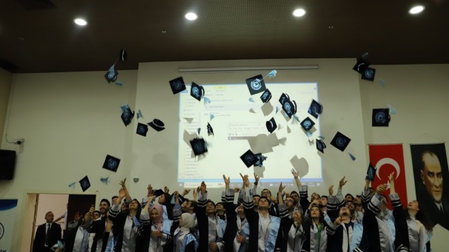 MÜHENDİSLİK FAKÜLTESİ MEZUNİYET TÖRENİ DÜZENLENDİ