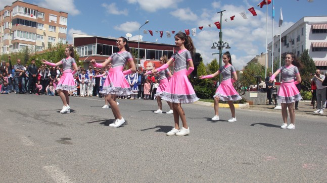 Bulgaristan Lubimets’den halk oyunu topluluğu gösteri sergiledi