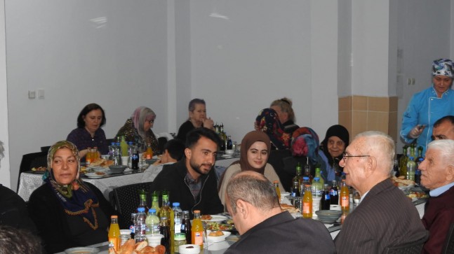 Yaşlılarla iftarda buluştu
