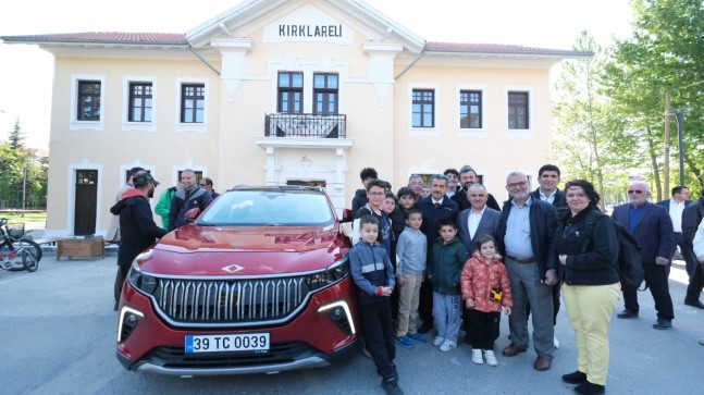 Kırklareli’nde TOGG tarihi gar binası önünde vatandaşla buluştu
