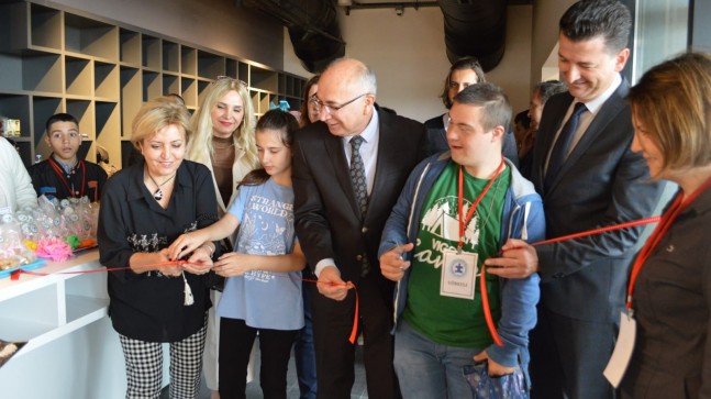 Kaymakam Yüce resim sergisini ziyaret etti