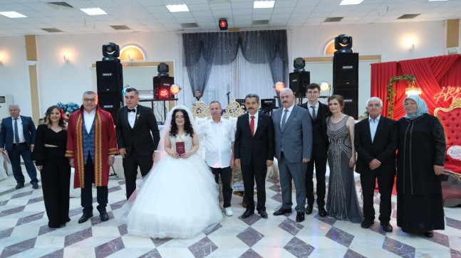 Vali Ekici genç çiftin nikah şahidi oldu