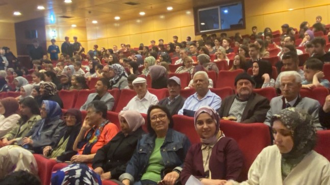 Huzurevi sakinlerinin tiyatro keyfi