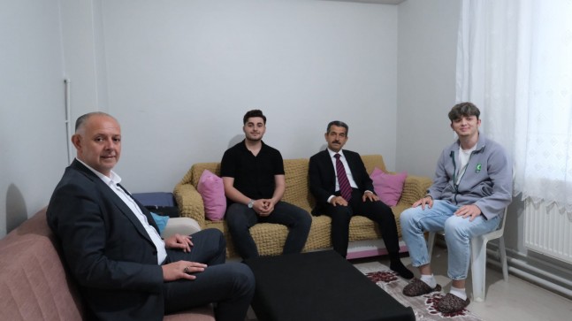 Vali Ekici gençlerle bir araya geldi