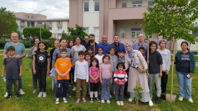 Depremzedeler Kırklareli’nde fidan dikti