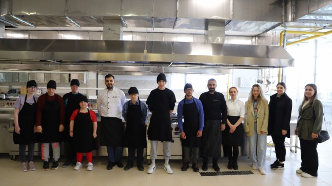 Damak çatlatan kurabiyeleri yapmayı öğrendiler