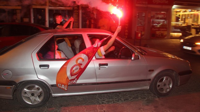 Babaeski’de Galatasaray taraftarı derbi galibiyetiyle taçlandırılan şampiyonluğu kutladı
