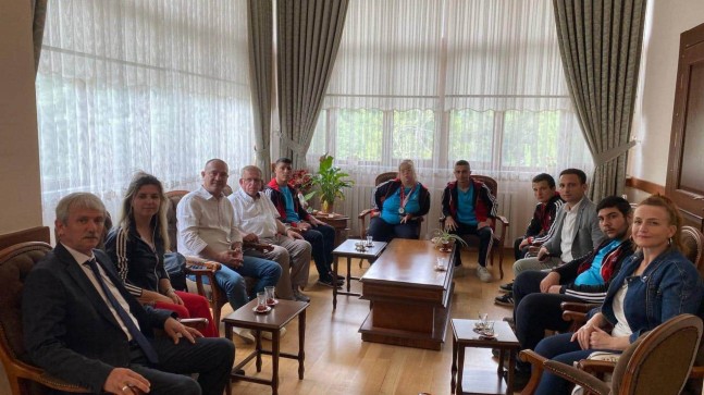 Dereceye giren öğrencilerden Müdür vekili Ergin’e ziyaret