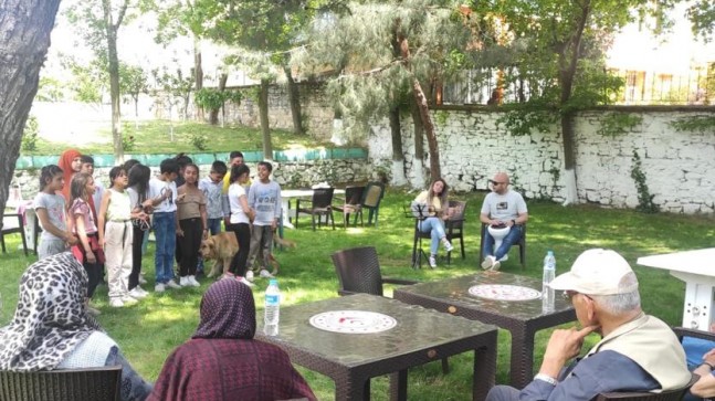 Kırklareli Vali Faik Üstün İlkokul öğrencilerinden huzurevi ziyareti