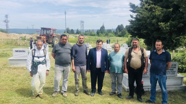Hafta sonu mesaisinde mezarlık ve çevresinde temizlik yapıldı
