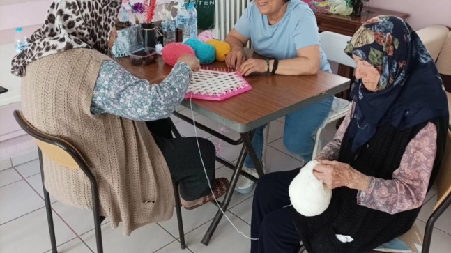 El emeği göz nuru ürünler örerek vakit geçiriyorlar