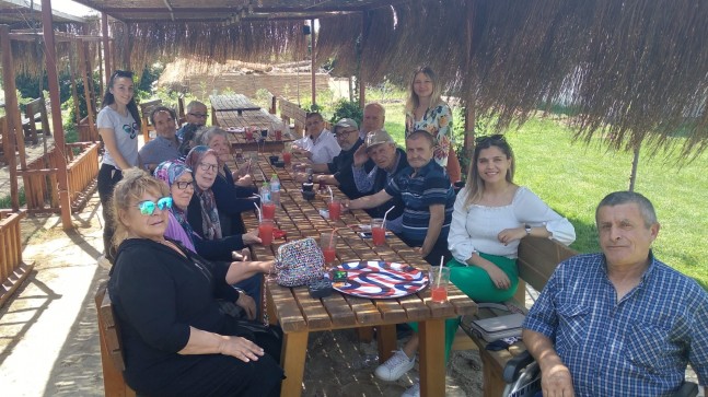 Huzurevi sakinleri çilek topladı