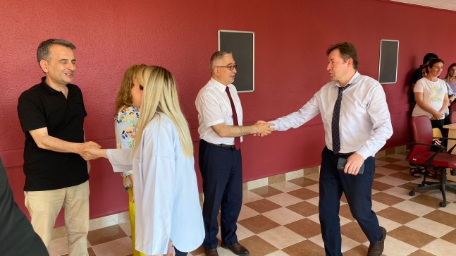 Müdür Uysal personelle bir araya gelerek bayramlarını kutladı