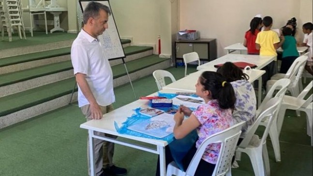 Bayram öncesi resim kurslarındaki çocuklar ziyaret edildi