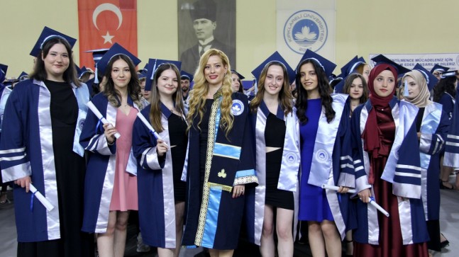 SAĞLIK HİZMETLERİ MESLEK YÜKSEKOKULU MEZUNLARI KEP ATTI