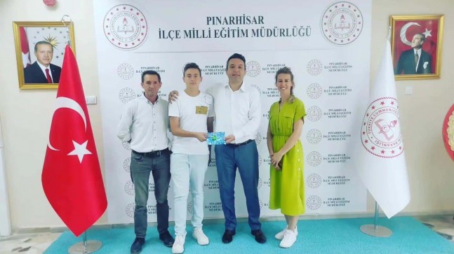 Başarılı öğrencileri müdürlükte ağırladı