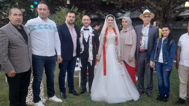 AK Parti Kırklareli Teşkilatı genç çiftin mutlu gününde yanında oldu