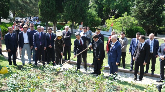 15 Temmuz şehitlerinin aziz hatırası için 252 gül fidanı toprakla buluşturuldu