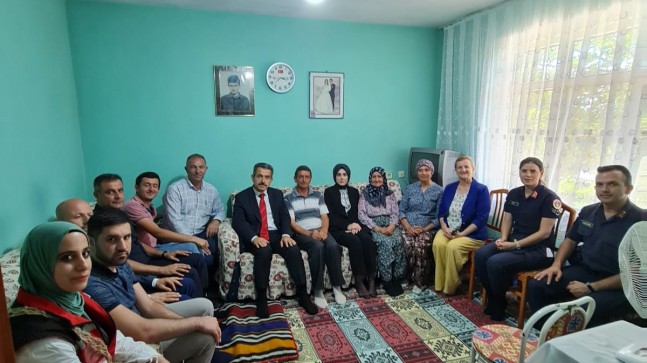 Vali Ekici Tozaklı köyünde şehit ailesini ziyaret etti