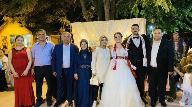 Başkan Gün genç çiftin mutlu gününde yer aldı
