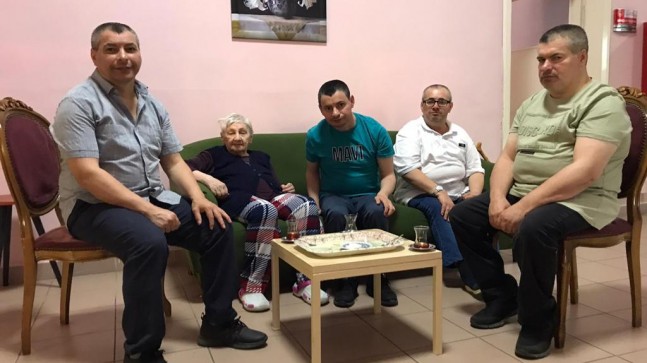 Kayman kardeşler anneleriyle bayramda bir araya geldi