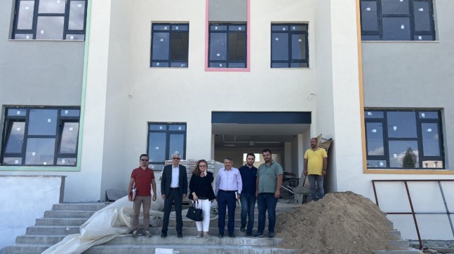 Yapımı devam eden okulda  incelemelerde bulundu