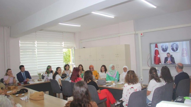 Konuşmayı öğretmenlerle beraber dinledi