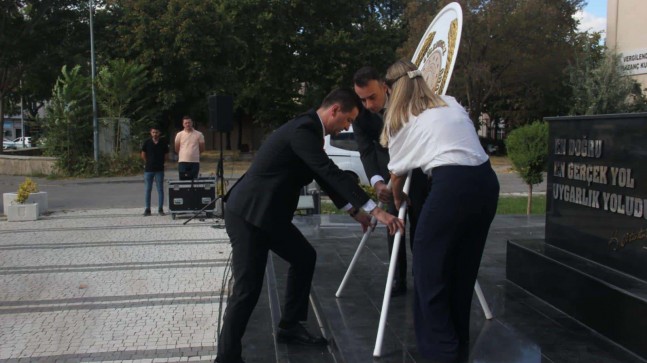 Lüleburgaz’da İlköğretim Haftası Çelenk Sunma Töreni Gerçekleştirildi