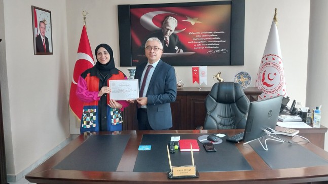 Müdür Uysal teşekkür belgesi takdim etti