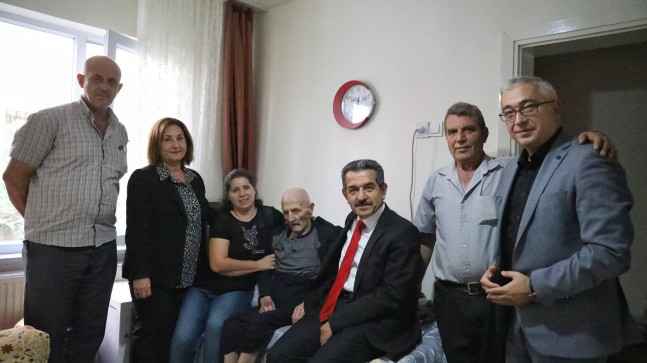 Vali Ekici’den asırlık çınara ziyaret