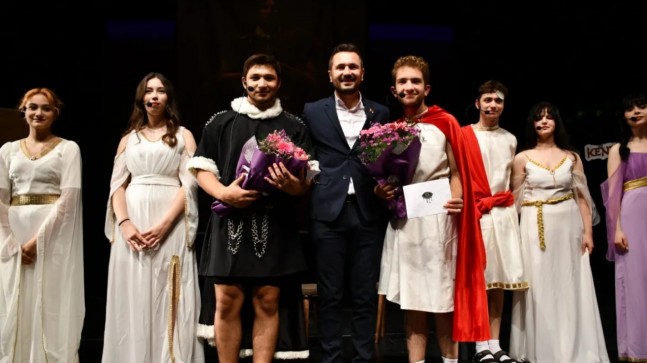 “AMOR” oyunu izleyiciyi büyüledi