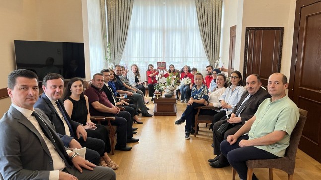 Şampiyonları makamında ağırladı