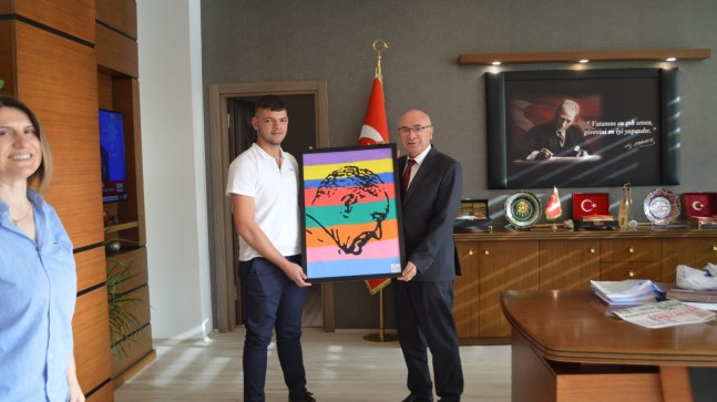 Kaymakam Yüce’ye ATATÜRK portresi hediye ettiler