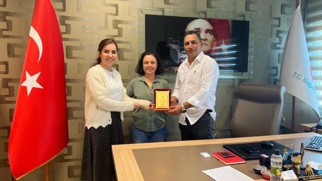 Babaeski Devlet Hastanesinde emekli hemşireye plaket takdim edildi