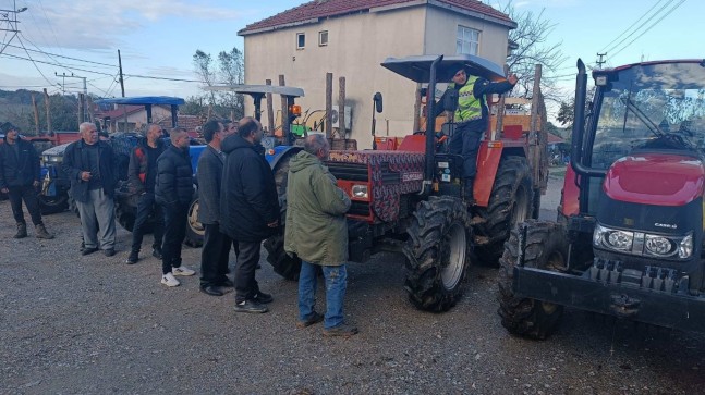 Jandarma traktör sürücülerine bilgi verdi