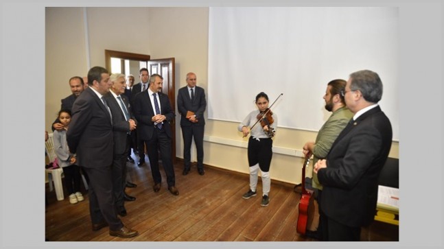 Müzik yolculuklarında başarılar diledi