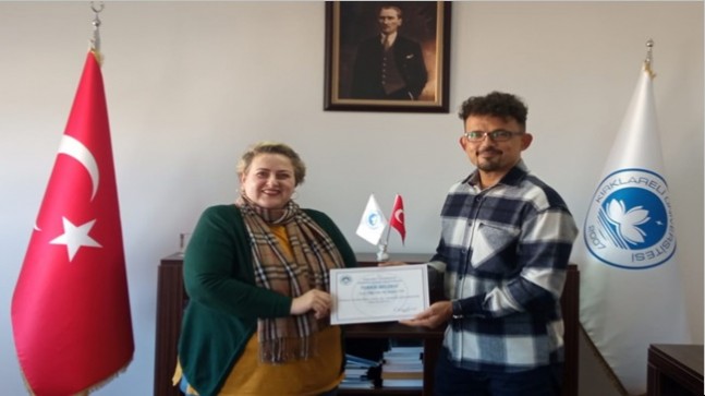 Mezuniyet tebrik belgesini takdim etti