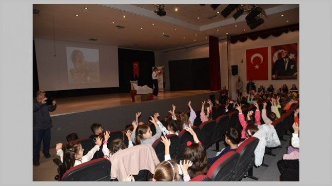 Tiyatro öğrencilerin yüzünü güldürdü